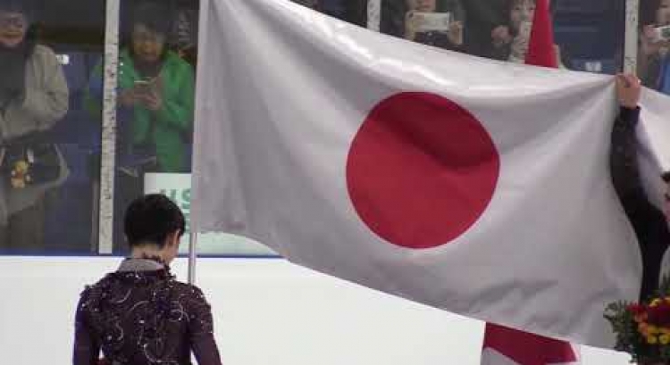 Keegan Messing holds Japanese flag for Yuzuru Hanyu - #ACI19